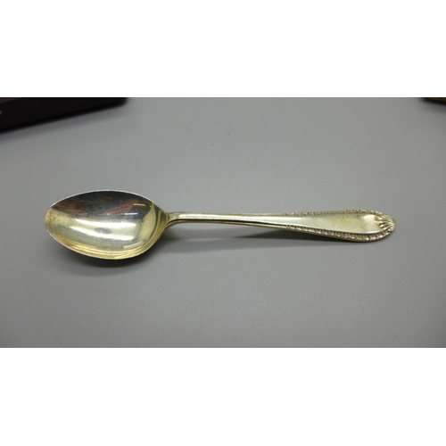 862 - Fourteen silver spoons, (6+5+3), 187g