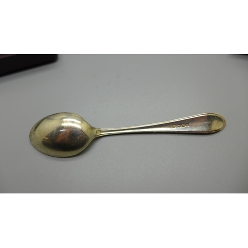 862 - Fourteen silver spoons, (6+5+3), 187g
