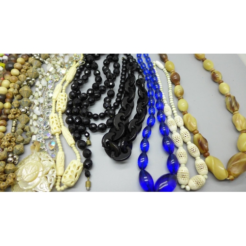894 - Vintage bead necklaces