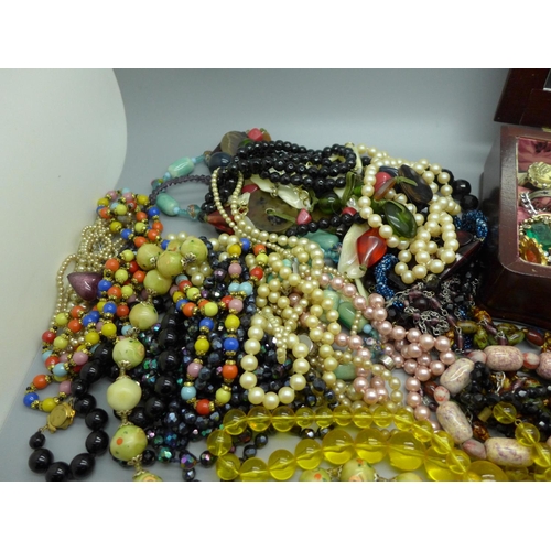 895 - A jewellery box and costume jewellery and a collection of necklaces