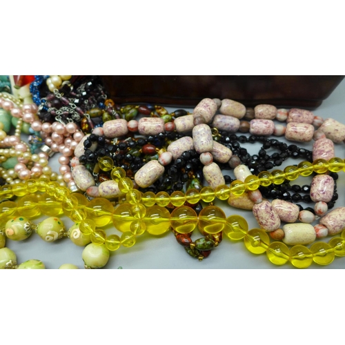 895 - A jewellery box and costume jewellery and a collection of necklaces