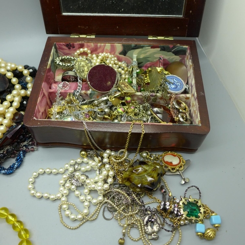 895 - A jewellery box and costume jewellery and a collection of necklaces