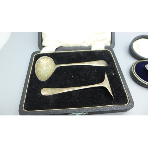 899 - A silver spoon, cased, a silver spoon and pusher and a set of six silver spoons, 120g