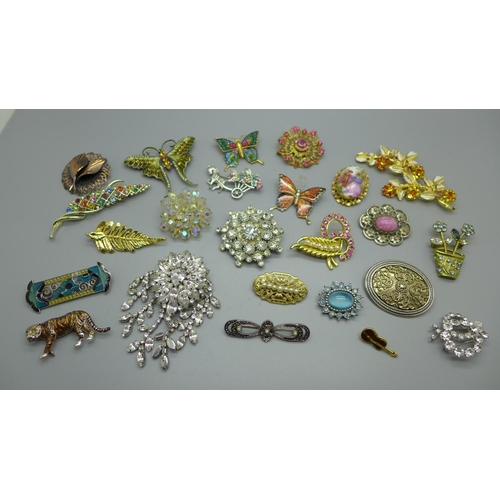 908 - Twenty-four vintage and modern brooches