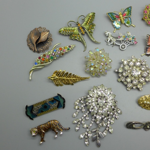 908 - Twenty-four vintage and modern brooches