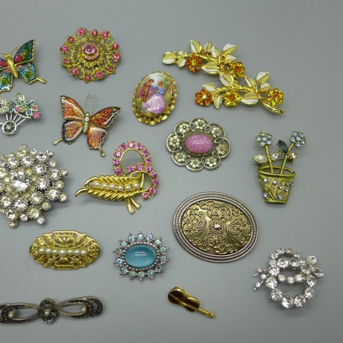 908 - Twenty-four vintage and modern brooches