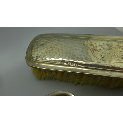 913 - A silver backed mirror and four brushes, a/f