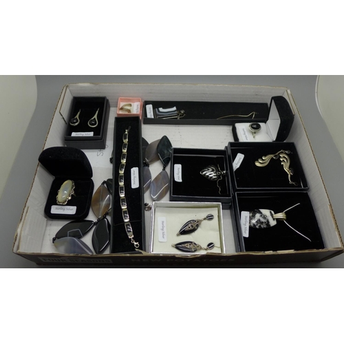 919 - A collection of silver and silver mounted jewellery