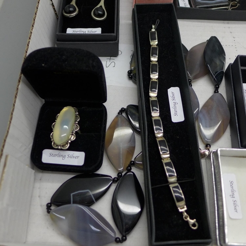 919 - A collection of silver and silver mounted jewellery