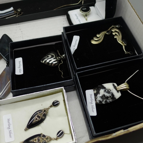 919 - A collection of silver and silver mounted jewellery