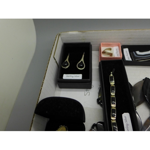 919 - A collection of silver and silver mounted jewellery