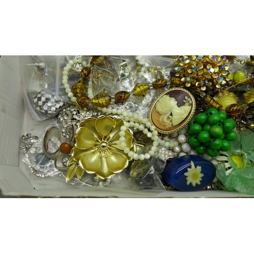 920 - Costume jewellery