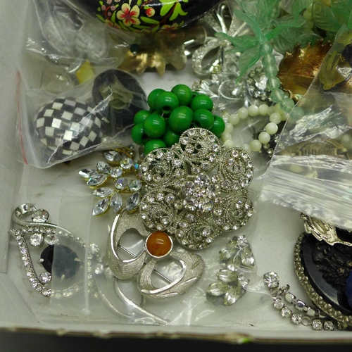 920 - Costume jewellery