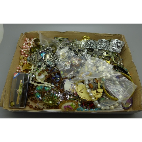 921 - Costume jewellery