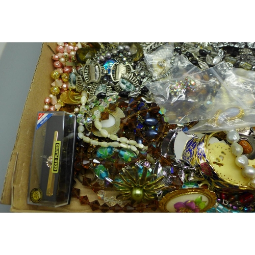 921 - Costume jewellery