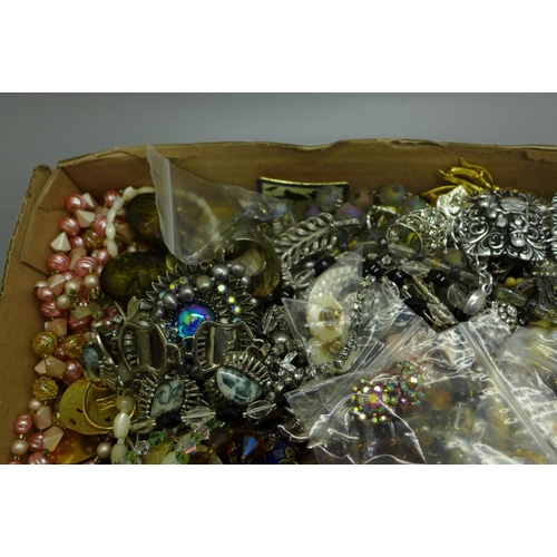 921 - Costume jewellery