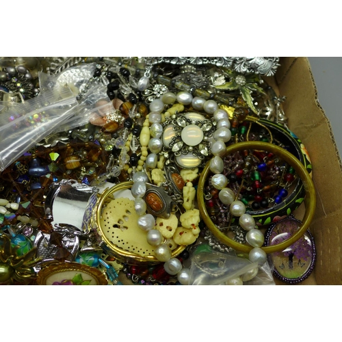 921 - Costume jewellery