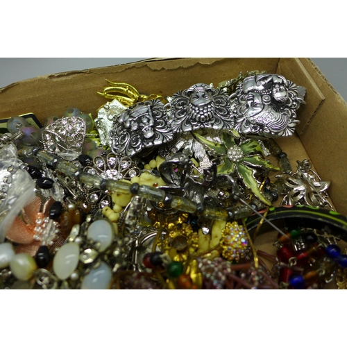 921 - Costume jewellery