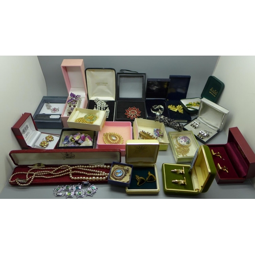 922 - Assorted boxed jewellery