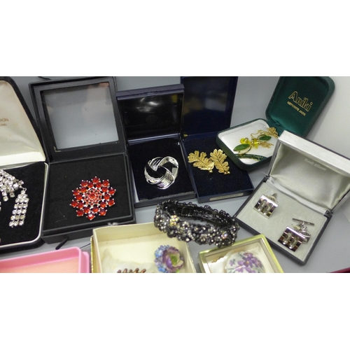 922 - Assorted boxed jewellery