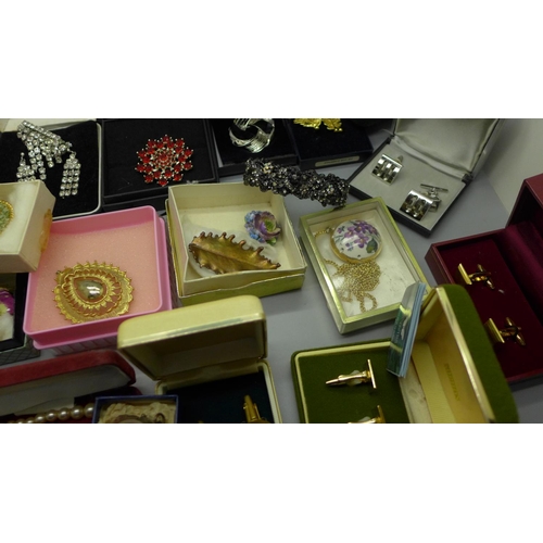 922 - Assorted boxed jewellery
