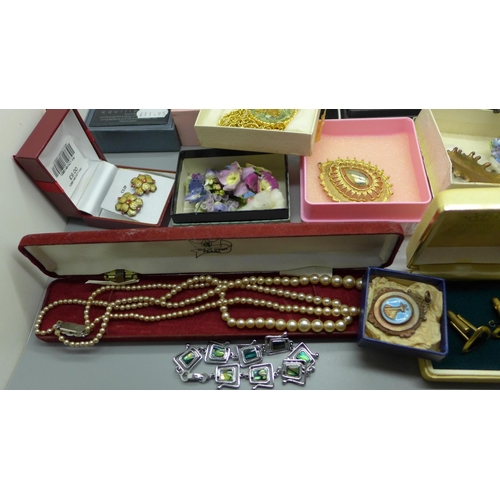 922 - Assorted boxed jewellery