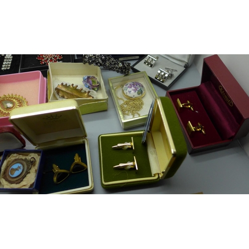 922 - Assorted boxed jewellery