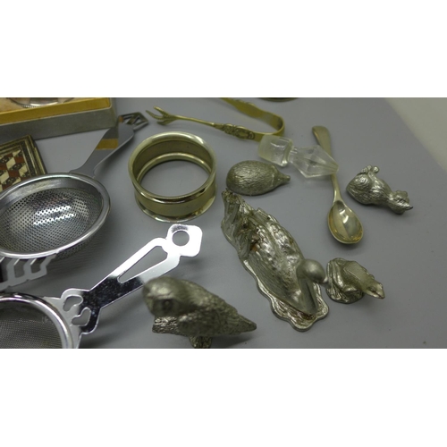 923 - A pair of Art Deco silver napkin rings by Walker & Hall, cased, one other silver napkin ring, etc.