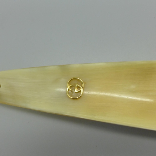 926 - A vintage Gucci shoe horn, horn with gold coloured logo, with original box