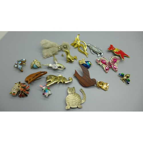 935 - Animal themed brooches