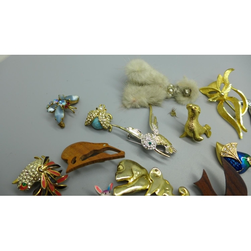 935 - Animal themed brooches