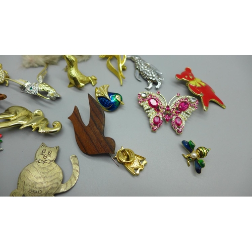935 - Animal themed brooches