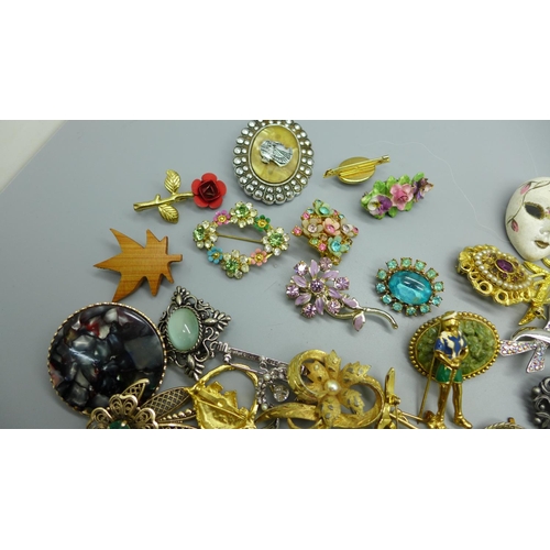 936 - Forty brooches