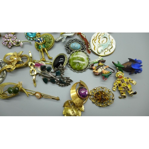 936 - Forty brooches