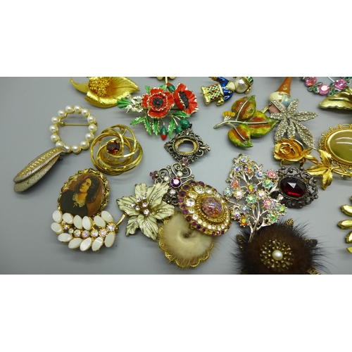 937 - Thirty brooches