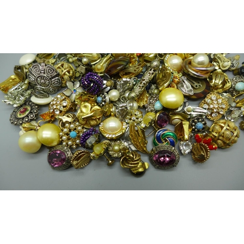 948 - Over sixty pairs of vintage clip-on and screw-on earrings