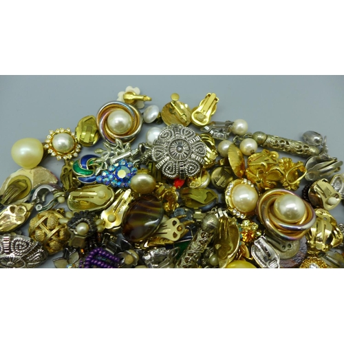 948 - Over sixty pairs of vintage clip-on and screw-on earrings