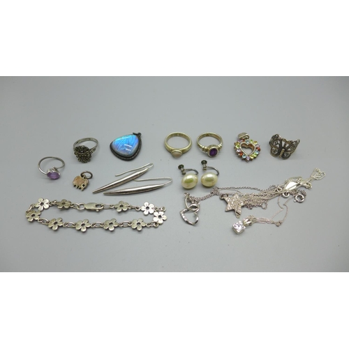 1173 - A collection of silver and silver mounted jewellery