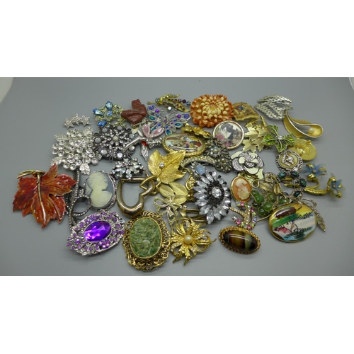 1179 - Fifty brooches