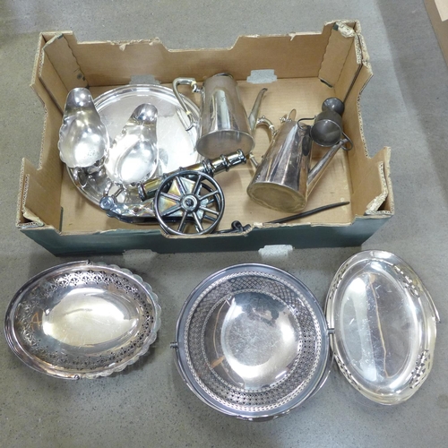 1186 - A quantity of plated ware and a cannon **PLEASE NOTE THIS LOT IS NOT ELIGIBLE FOR POSTING AND PACKIN... 