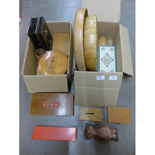 1220 - A collection of treen including bowls, boxes, etc. **PLEASE NOTE THIS LOT IS NOT ELIGIBLE FOR POSTIN... 