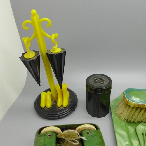 660 - A collection of Bakelite and other early plastic including a card holder, a salt and pepper, a table... 