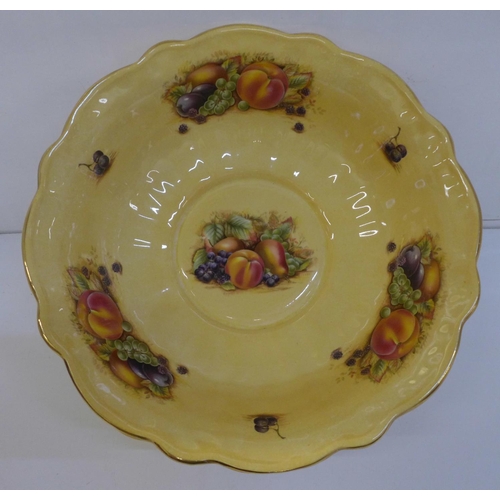 689 - An Aynsley limited edition Jubilee Collection 2002 large fruit bowl