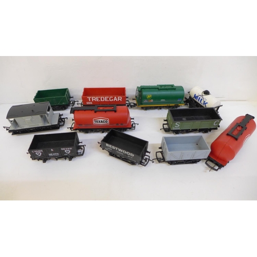 700 - A collection of Hornby OO gauge model railway wagons (11)