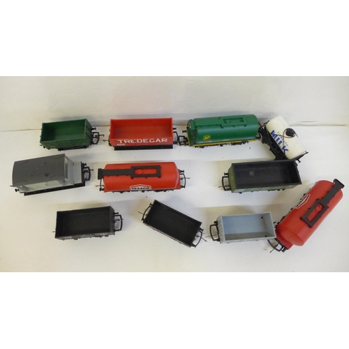 700 - A collection of Hornby OO gauge model railway wagons (11)