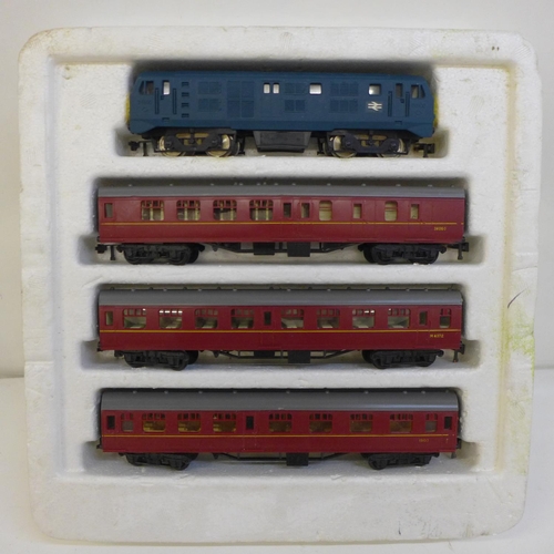 724 - A Jouef OO gauge model locomotive and three carriages