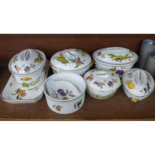 729 - Eight items of Royal Worcester Evesham oven to table wares