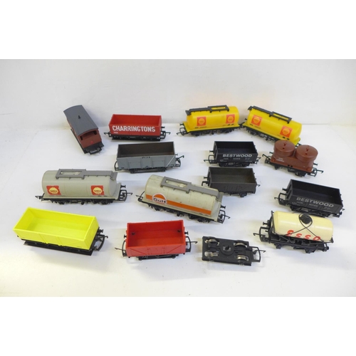 732 - A collection of Hornby OO gauge model railway wagons (14)