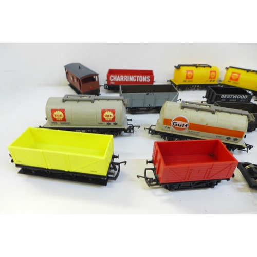 732 - A collection of Hornby OO gauge model railway wagons (14)