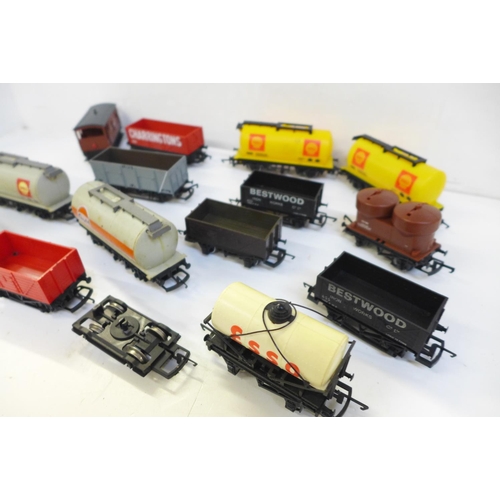 732 - A collection of Hornby OO gauge model railway wagons (14)